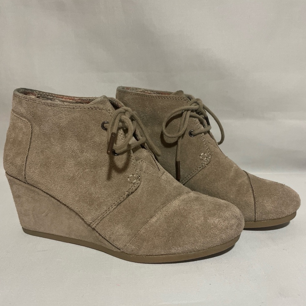 Toms Kala Womens Size 8.5 Wedge Heel Lace up Ankle Bootie Suede Taupe Beige
